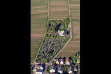 Vue aérienne de Cimetière à Edesheim dans le département Rhénanie-Palatinat, Allemagne