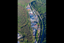 Vue aérienne de Zone industrielle sur l'ancienne route fédérale à Hauenstein dans le département Rhénanie-Palatinat, Allemagne