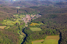 Birkenhördt dans le département Rhénanie-Palatinat, Allemagne vu d'un drone