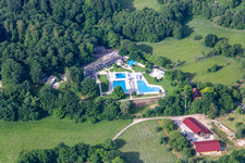 Vue aérienne de La piscine extérieure Malsch à le quartier Waldprechtsweier in Malsch dans le département Bade-Wurtemberg, Allemagne