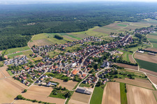 Vue d'oiseau de Niederlauterbach dans le département Bas Rhin, France