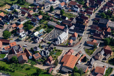 Vue aérienne de Église Sainte-Marguerite de Niederlauterbach à Niederlauterbach dans le département Bas Rhin, France