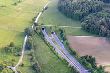Vue aérienne de Portail du tunnel de l'A81 près de Singen à Hilzingen dans le département Bade-Wurtemberg, Allemagne