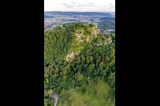 Hohentwiel avec ses ruines de forteresse datant de 914 et ses vues panoramiques est un volcan éteint à Singen dans le département Bade-Wurtemberg, Allemagne vue d'en haut