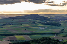 Vue aérienne de Ruines du château de Hohenstoffeln à le quartier Weiterdingen in Hilzingen dans le département Bade-Wurtemberg, Allemagne
