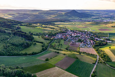 Vue aérienne de Devant le Hohenhewen à le quartier Welschingen in Engen dans le département Bade-Wurtemberg, Allemagne