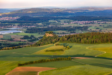 Vue aérienne de Ruines du château de Mägdeberg à le quartier Mühlhausen in Mühlhausen-Ehingen dans le département Bade-Wurtemberg, Allemagne