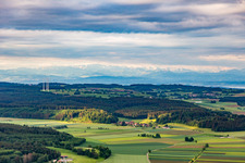 Vue aérienne de Sylvenstal avec vue sur les Alpes au-delà du lac de Constance à le quartier Denkingen in Pfullendorf dans le département Bade-Wurtemberg, Allemagne