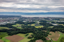 Vue aérienne de Panorama du lac de Constance depuis Friedrichshafen à le quartier Jettenhausen in Friedrichshafen dans le département Bade-Wurtemberg, Allemagne