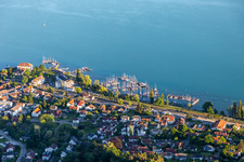 Vue aérienne de Promenade au bord de l'eau et quai pour yachts à le quartier Ludwigshafen in Bodman-Ludwigshafen dans le département Bade-Wurtemberg, Allemagne