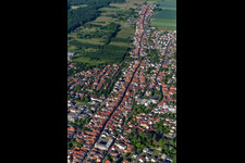 Vue aérienne de Hauptstrasse et Saarstr à Kandel dans le département Rhénanie-Palatinat, Allemagne