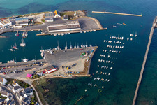 Vue aérienne de Port de Lesconil en Bretagne à Plobannalec-Lesconil dans le département Finistère, France