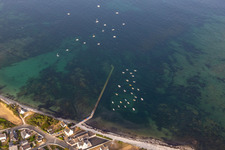 Vue aérienne de Plage de Poulluen à Loctudy dans le département Finistère, France