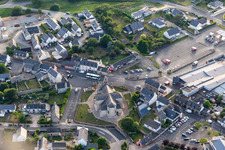 Vue aérienne de Église Sainte-Thumette à Plomeur dans le département Finistère, France
