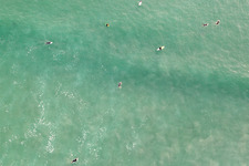 Vue aérienne de Surfeurs attendant la vague devant la plage de Tronoën à Saint-Jean-Trolimon dans le département Finistère, France