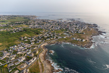 Vue aérienne de Quartier St-Guenole-St Pierre in Penmarch dans le département Finistère, France