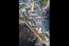 Phare d'Eckmühl et le vieux phare de Penmarch à Penmarch dans le département Finistère, France d'en haut