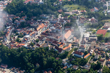 Vue aérienne de Place de la Haute-Ville avec l'église paroissiale de l'Assomption de Marie à le quartier Zanklau in Landau an der Isar dans le département Bavière, Allemagne