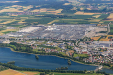 Vue aérienne de Usine BMW 2.40 sur l'Isar à le quartier Höfen in Dingolfing dans le département Bavière, Allemagne