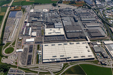 Usine BMW 2.40 à le quartier Höfen in Dingolfing dans le département Bavière, Allemagne vue d'en haut