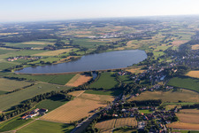 Vue aérienne de Vilstalsee près de Warth à le quartier Steinberg in Marklkofen dans le département Bavière, Allemagne