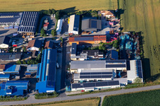 Vue aérienne de Zone commerciale Schreinerstraße avec Voggenreiter GmbH et Lohr GmbH à le quartier Niederreisbach in Reisbach dans le département Bavière, Allemagne