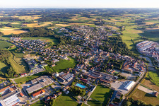 Vue aérienne de Vue de la ville depuis le nord-est à le quartier Winchen in Arnstorf dans le département Bavière, Allemagne