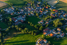 Vue aérienne de Vue du village depuis le sud-ouest à le quartier Schmiedorf in Roßbach dans le département Bavière, Allemagne