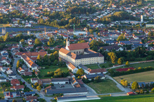 Vue aérienne de Asambasilika Altenmarkt à le quartier Altenmarkt in Osterhofen dans le département Bavière, Allemagne