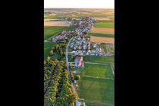 Vue aérienne de Rue principale vue de l'est à Buchhofen dans le département Bavière, Allemagne