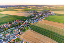 Vue aérienne de Rue principale depuis le nord-est à Buchhofen dans le département Bavière, Allemagne