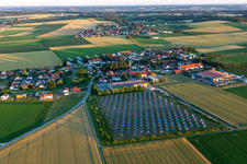 Vue aérienne de Quartier Neusling in Wallerfing dans le département Bavière, Allemagne