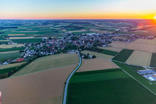 Vue aérienne de Dans la lueur du soir à le quartier Großköllnbach in Pilsting dans le département Bavière, Allemagne