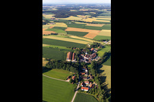 Vue aérienne de Quartier Neuhausen in Aham dans le département Bavière, Allemagne