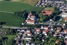 Vue aérienne de Église de pèlerinage de Maria Hilf à le quartier Thalham in Vilsbiburg dans le département Bavière, Allemagne
