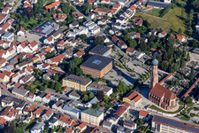 Vue aérienne de Église paroissiale de l'Assomption de Marie et collège à Vilsbiburg dans le département Bavière, Allemagne