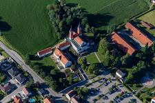 Vue aérienne de Église de pèlerinage de Maria Hilf à le quartier Thalham in Vilsbiburg dans le département Bavière, Allemagne