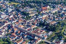 Vue aérienne de Place de la ville et église paroissiale de l'Assomption de Marie à Vilsbiburg dans le département Bavière, Allemagne