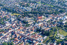 Vue aérienne de Place de la ville et église paroissiale de l'Assomption de Marie à Vilsbiburg dans le département Bavière, Allemagne