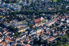 Vue aérienne de Église paroissiale de l'Assomption de Marie et collège à Vilsbiburg dans le département Bavière, Allemagne