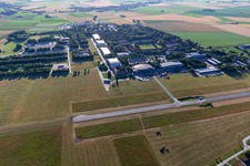 Vue aérienne de Caserne de Gäuboden avec aérodrome de Feldkirchen-Mitterharthausen à Salching dans le département Bavière, Allemagne