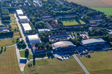 Vue aérienne de Caserne de Gäuboden avec aérodrome Feldkirchen-Mitterharthausen à le quartier Mitterharthausen in Feldkirchen dans le département Bavière, Allemagne