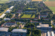 Photographie aérienne de Caserne de Gäuboden avec aérodrome Feldkirchen-Mitterharthausen à le quartier Mitterharthausen in Feldkirchen dans le département Bavière, Allemagne