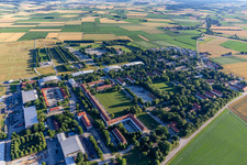 Caserne de Gäuboden avec aérodrome Feldkirchen-Mitterharthausen à le quartier Mitterharthausen in Feldkirchen dans le département Bavière, Allemagne d'en haut