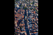 Vue aérienne de Vieille ville historique avec tour de la ville Straubing sur Theresienplatz à Straubing dans le département Bavière, Allemagne