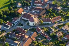 Vue aérienne de Église de pèlerinage du Saint-Sang à Niederachdorf à le quartier Niederachdorf in Kirchroth dans le département Bavière, Allemagne