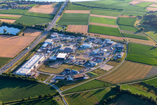 Vue aérienne de Dans le parc industriel à Wörth an der Donau dans le département Bavière, Allemagne
