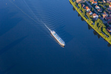 Vue aérienne de Pétrolier sur le Danube à le quartier Demling in Bach an der Donau dans le département Bavière, Allemagne