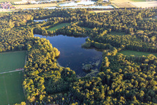 Vue aérienne de Étang de Moosgraben à le quartier Eltheim in Barbing dans le département Bavière, Allemagne