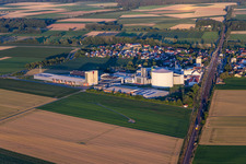 Vue aérienne de Zone commerciale de Südstärke à Sünching dans le département Bavière, Allemagne